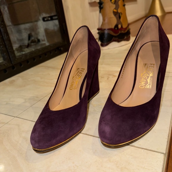 Salvatore Ferragamo Wedge Pumps 9B Plum Purple Suede Gold Chain - Picture 9 of 13
